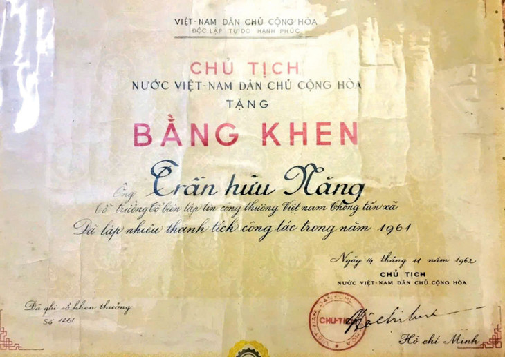 Tấm Bằng khen của nhà báo Trần Hữu Năng do Bác Hồ ký ngày 14/11/1962