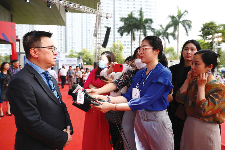 Người cầm bút thời đại mới là người kiến thiết tinh thần xã hội qua từng dòng chữ, quan điểm, cách đặt vấn đề. Ảnh: Lê Tiên