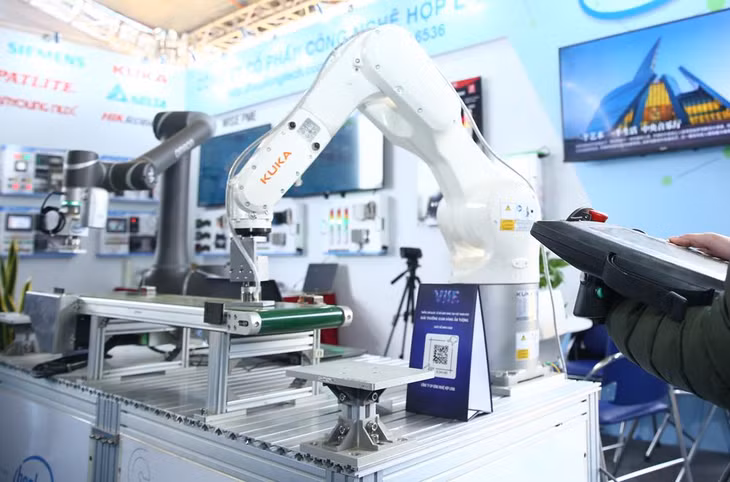 Chính phủ dự kiến sẽ lựa chọn thí điểm phát triển “sếu đầu đàn” ở một số lĩnh vực kinh tế như: năng lượng tái tạo; cảng biển và logictics; công nghiệp công nghệ cao… Ảnh: Lê Tiên