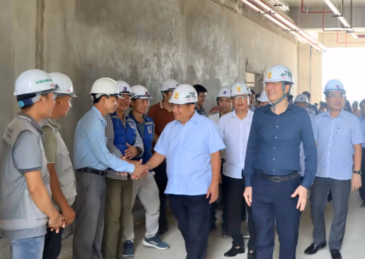 Hiện tại, công trường có 12 nhà thầu xây lắp thiết bị phối hợp hoàn thiện