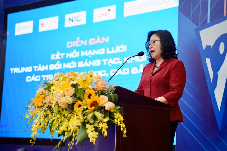 Thứ trưởng Bộ Giáo dục và Đào tạo Ngô Thị Minh phát biểu tại Diễn đàn. Ảnh: NIC