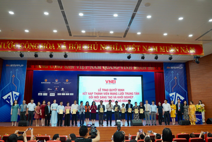 Lễ Trao quyết định kết nạp 7 thành viên mới của Mạng lưới. Ảnh: NIC