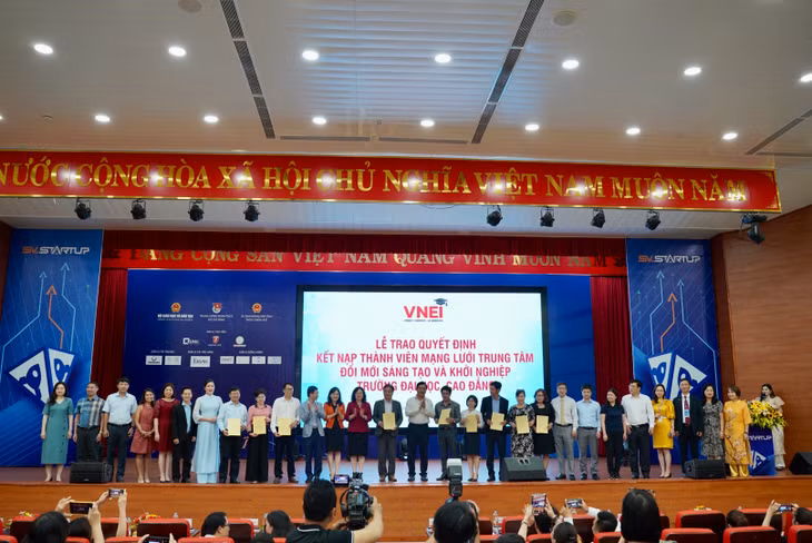 Lễ Trao quyết định kết nạp 7 thành viên mới của Mạng lưới. Ảnh: NIC