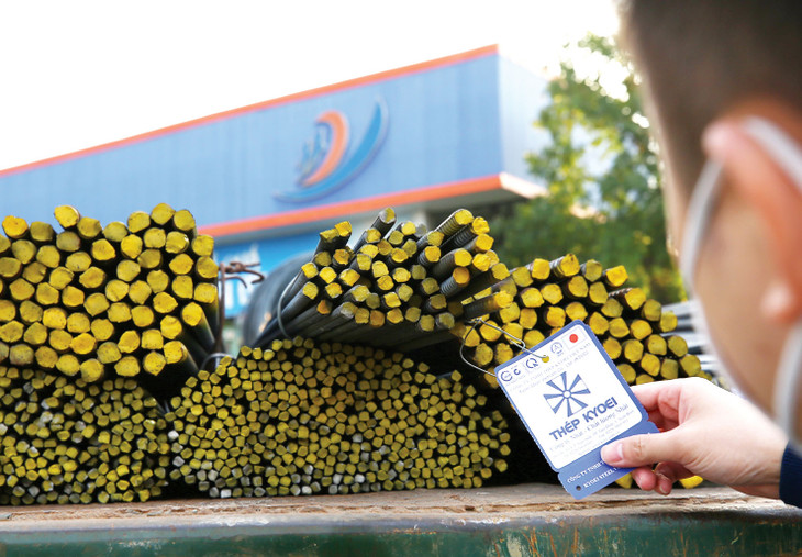 Thép nhập khẩu và thép sản xuất trong nước đều tăng giá mạnh, hiện chưa có dấu hiệu hạ nhiệt ảnh hưởng mạnh tới sức khỏe của nhà thầu xây dựng. Ảnh: Tiên Giang