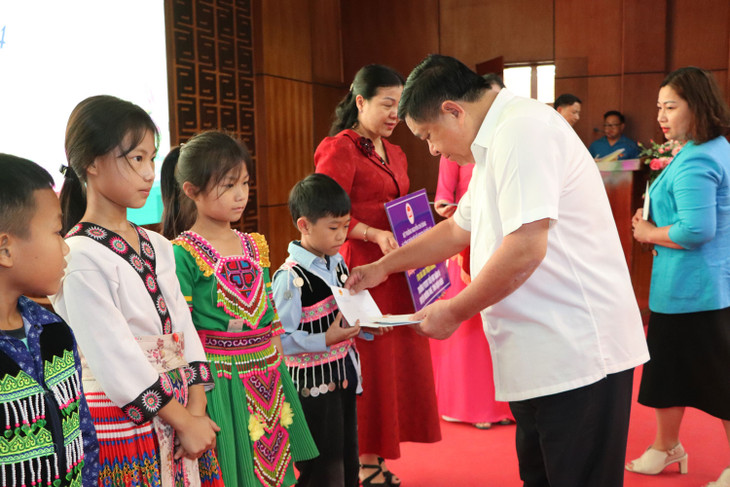 Bộ trưởng tặng quà, học bổng và hỗ trợ nâng cấp cơ sở vật chất Trường Phổ thông Dân tộc Bán trú Tiểu học Nậm Vì (huyện Mường Nhé). Ảnh: MPI