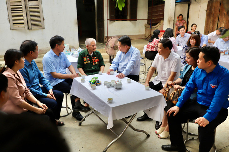 Bộ trưởng Nguyễn Chí Dũng đến tặng quà, tri ân một số cựu chiến binh trực tiếp tham gia Chiến dịch Điện Biên Phủ năm 1954 hiện đang sống tại huyện Điện Biên. Ảnh: MPI Bộ trưởng Nguyễn Chí Dũng đến tặng quà, tri ân một số cựu chiến binh trực tiếp tham gia Chiến dịch Điện Biên Phủ năm 1954 hiện đang sống tại huyện Điện Biên. Ảnh: MPI