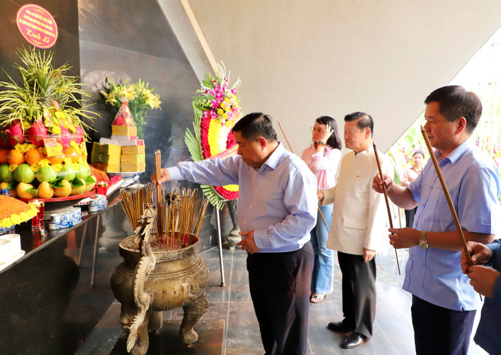 Bộ trưởng Nguyễn Chí Dũng dâng hương tưởng niệm và tri ân các anh hùng liệt sĩ tại Nghĩa trang liệt sĩ quốc gia A1. Ảnh: MPI Bộ trưởng Nguyễn Chí Dũng dâng hương tưởng niệm và tri ân các anh hùng liệt sĩ tại Nghĩa trang liệt sĩ quốc gia A1. Ảnh: MPI