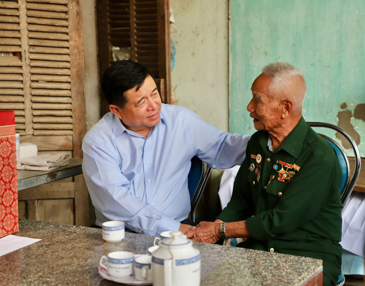 Bộ trưởng Nguyễn Chí Dũng ân cần hỏi thăm, tặng quà và tri ân các cựu chiến binh. Ảnh: MPI Bộ trưởng Nguyễn Chí Dũng ân cần hỏi thăm, tặng quà và tri ân các cựu chiến binh. Ảnh: MPI