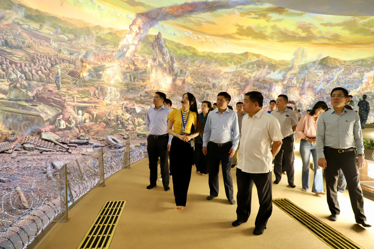 Bộ trưởng Nguyễn Chí Dũng và đoàn công tác của đến thăm Bảo tàng Chiến thắng Lịch sử Điện Biên Phủ. Ảnh: MPI