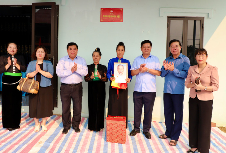 Bộ trưởng Nguyễn Chí Dũng cùng đoàn công tác bàn giao giao 2 nhà đại đoàn kết cho các gia đình chính sách tại xã Thanh An, huyện Điện Biên, tỉnh Điện Biên. Ảnh: MPI Bộ trưởng Nguyễn Chí Dũng cùng đoàn công tác bàn giao giao 2 nhà đại đoàn kết cho các gia đình chính sách tại xã Thanh An, huyện Điện Biên, tỉnh Điện Biên. Ảnh: MPI