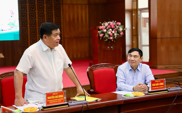 Bộ trưởng Nguyễn Chí Dũng đề nghị tỉnh Điện Biên quan tâm nâng cao chất lượng đời sống người dân, đảm bảo an sinh xã hội. Ảnh: MPI