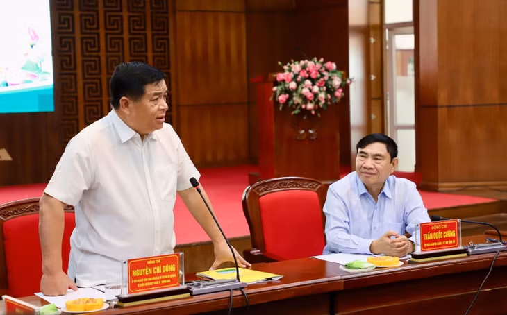 Bộ trưởng Nguyễn Chí Dũng đề nghị tỉnh Điện Biên quan tâm nâng cao chất lượng đời sống người dân, đảm bảo an sinh xã hội. Ảnh: MPI