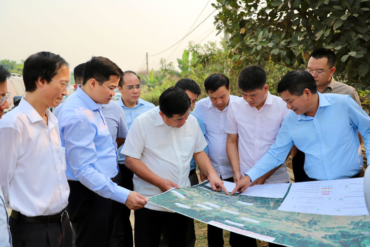 Bộ trưởng Nguyễn Chí Dũng khảo sát Dự án đường giao thông kết nối các khu vực kinh tế trọng điểm của vùng kinh tế động lực dọc trục Quốc lộ 279 và Quốc lộ 12 tỉnh Điện Biên. Ảnh: MPI