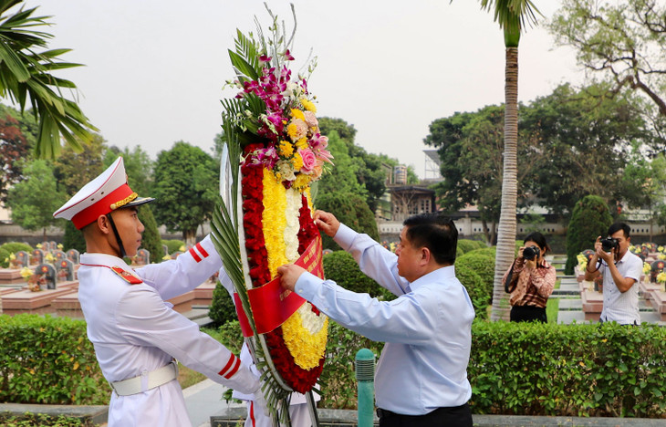 Bộ trưởng Nguyễn Chí Dũng cùng đoàn công tác đã đến đặt vòng hoa, dâng hương tưởng niệm và tri ân các anh hùng liệt sĩ tại Nghĩa trang liệt sĩ quốc gia A1. Ảnh: MPI Bộ trưởng Nguyễn Chí Dũng cùng đoàn công tác đã đến đặt vòng hoa, dâng hương tưởng niệm và tri ân các anh hùng liệt sĩ tại Nghĩa trang liệt sĩ quốc gia A1. Ảnh: MPI