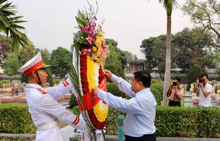 Bộ trưởng Nguyễn Chí Dũng cùng đoàn công tác đã đến đặt vòng hoa, dâng hương tưởng niệm và tri ân các anh hùng liệt sĩ tại Nghĩa trang liệt sĩ quốc gia A1. Ảnh: MPI