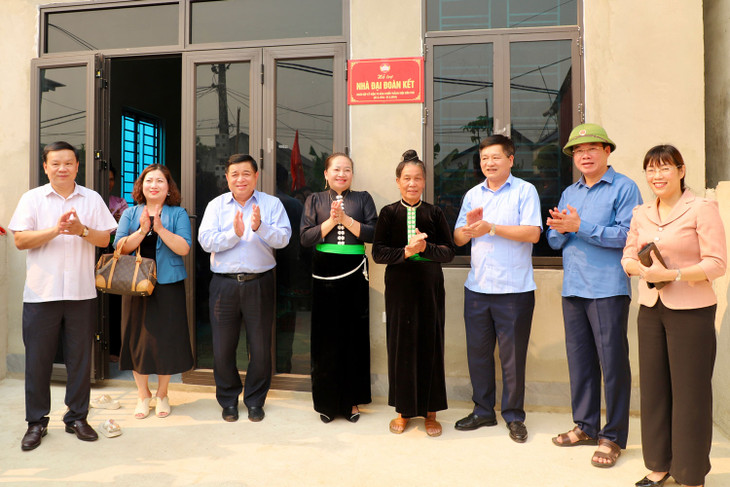 Bộ Kế hoạch và Đầu tư đã hỗ trợ 14 gia đình làm nhà đại đoàn kết, tổng trị giá số tiền là 700 triệu đồng. Ảnh: MPI Bộ Kế hoạch và Đầu tư đã hỗ trợ 14 gia đình làm nhà đại đoàn kết, tổng trị giá số tiền là 700 triệu đồng. Ảnh: MPI