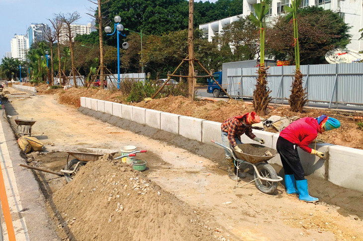 Nhiều địa phương đề xuất khơi thông những điểm nghẽn về giải phóng mặt bằng, vật liệu xây dựng, quy trình thủ tục phức tạp để đẩy nhanh tiến độ các dự án đầu tư công. Ảnh: Nhã Chi