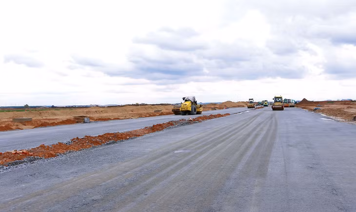 Dự án Vành đai 4 TP.HCM có tổng mức đầu tư giai đoạn 1 theo khái toán là 128.063 tỷ đồng, trong đó chi phí xây dựng là 76.772 tỷ đồng, chi phí giải phóng mặt bằng là 51.291 tỷ đồng. Ảnh: Nhã Chi Dự án Vành đai 4 TP.HCM có tổng mức đầu tư giai đoạn 1 theo khái toán là 128.063 tỷ đồng, trong đó chi phí xây dựng là 76.772 tỷ đồng, chi phí giải phóng mặt bằng là 51.291 tỷ đồng. Ảnh: Nhã Chi