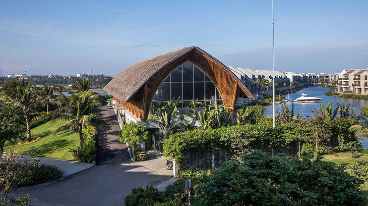 Clubhouse Casamia sử dụng vật liệu tre với 22 khung vòm cột
