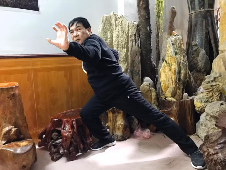 Võ sư Trịnh Như Quân ngoài 70 tuổi nhưng vẫn dẻo dai, tinh anh