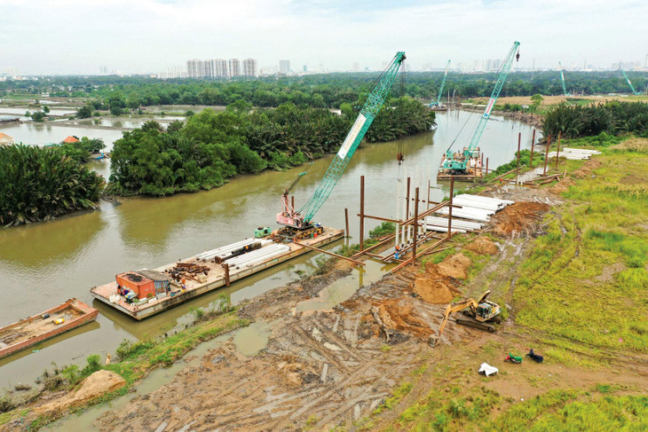 Công trình nạo vét rạch Xóm Củi được thi công trong những ngày ảnh hưởng nặng nề của dịch bệnh