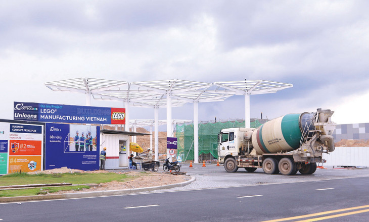 Việt Nam cần tiếp tục định vị mình là điểm đến hấp dẫn cho nhà đầu tư thông qua các biện pháp cải thiện môi trường đầu tư, cắt giảm thủ tục để hỗ trợ hoạt động sản xuất, kinh doanh. Ảnh: Nhã Chi