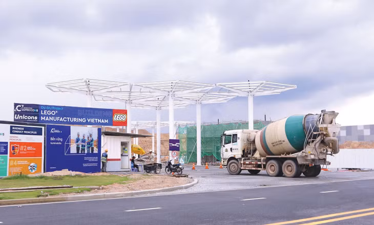 Việt Nam cần tiếp tục định vị mình là điểm đến hấp dẫn cho nhà đầu tư thông qua các biện pháp cải thiện môi trường đầu tư, cắt giảm thủ tục để hỗ trợ hoạt động sản xuất, kinh doanh. Ảnh: Nhã Chi