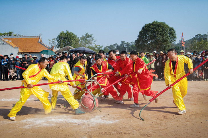 Trò chơi móc cầu trong lễ hội Đình Nội, xã Việt Lập, huyện Tân Yên, tỉnh Bắc Giang