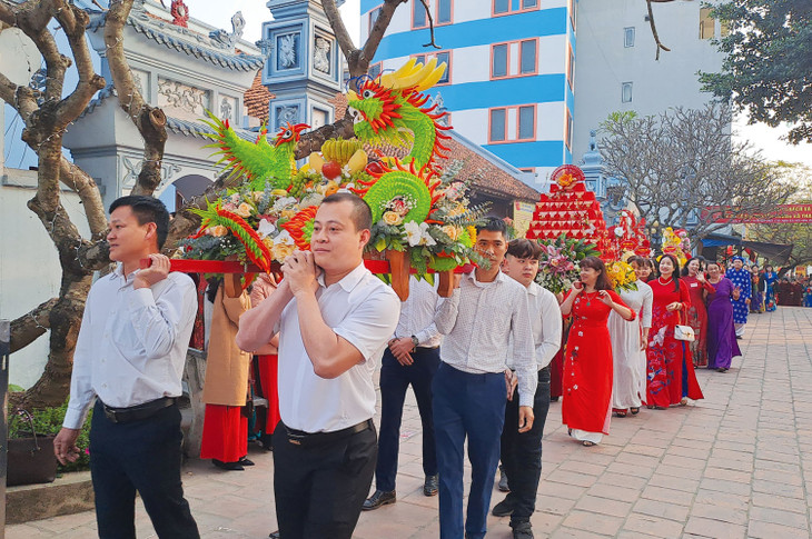 Đám rước ngày hội làng qua trước cửa đình thờ Tiên triết Chu Văn An Đám rước ngày hội làng qua trước cửa đình thờ Tiên triết Chu Văn An