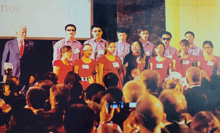 Cựu Tổng thống Mỹ B. Clinton chụp hình lưu niệm với Hợp ca Hy vọng khi Hợp ca biểu diễn nhân kỷ niệm 20 năm quan hệ ngoại giao Việt Nam - Hoa Kỳ Cựu Tổng thống Mỹ B. Clinton chụp hình lưu niệm với Hợp ca Hy vọng khi Hợp ca biểu diễn nhân kỷ niệm 20 năm quan hệ ngoại giao Việt Nam - Hoa Kỳ