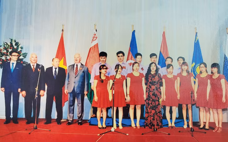 Hợp ca Hy vọng được chụp ảnh cùng các đại sứ sau khi biểu diễn thành công tại sự kiện mừng ngày Lễ Chiến thắng (1945 - 2015)