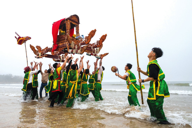 Rước kiệu bay ở Lễ hội Đền Cờn, Nghệ An