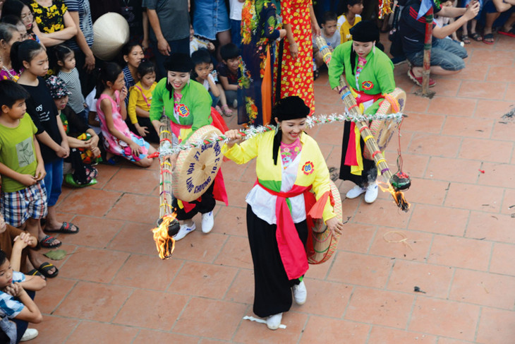 Nấu cơm thi tại lễ hội làng Chuông, huyện Thanh Oai, Hà Nội