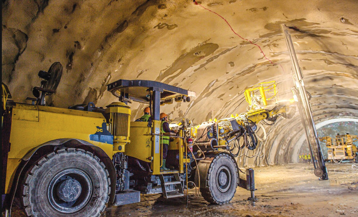 Hối hả thi công hầm trên cao tốc Quảng Ngãi - Hoài Nhơn. Ảnh: Ngọc Viên