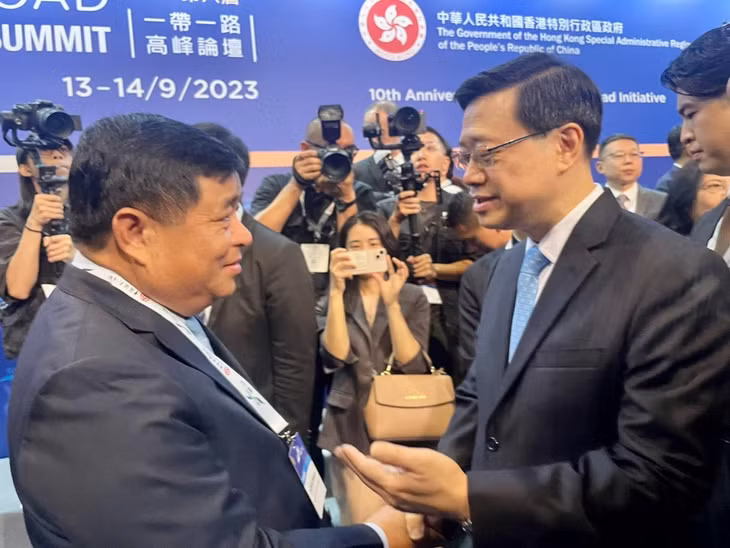 Bộ trưởng Nguyễn Chí Dũng và Trưởng Đặc khu hành chính Hồng Kông Lý Gia Siêu