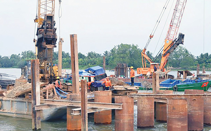 Các gói thầu xây lắp lớn thuộc Dự án Đầu tư xây dựng công trình cầu Rạch Miễu 2 đều lựa chọn nhà thầu qua mạng và đang trong quá trình thi công. Ảnh: Thành Nhân