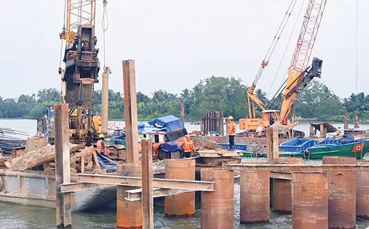 Các gói thầu xây lắp lớn thuộc Dự án Đầu tư xây dựng công trình cầu Rạch Miễu 2 đều lựa chọn nhà thầu qua mạng và đang trong quá trình thi công. Ảnh: Thành Nhân