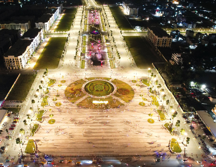 Quảng trường biển Sầm Sơn về đêm. Ảnh: Trọng Báu