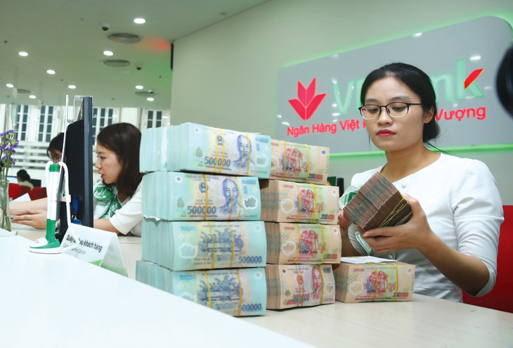 Tổng tiền gửi tháng 3/2024 giảm 0,76% so với đầu năm do mặt bằng lãi suất huy động liên tục đi xuống. Ảnh: Nhã Chi