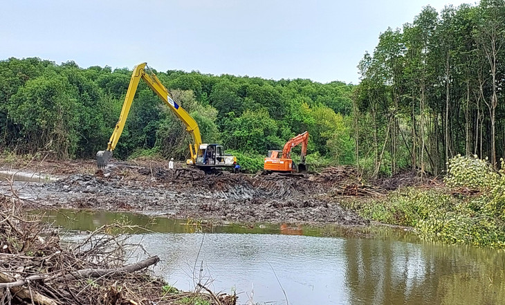 Cả 6 nhà thầu trong Liên danh đang chạy đua, tăng tốc triển khai thi công các hạng mục bất chấp thời tiết bất lợi bắt đầu mùa mưa và điều kiện thi công xuyên qua nhiều khu rừng ngập mặn ven biển. Cả 6 nhà thầu trong Liên danh đang chạy đua, tăng tốc triển khai thi công các hạng mục bất chấp thời tiết bất lợi bắt đầu mùa mưa và điều kiện thi công xuyên qua nhiều khu rừng ngập mặn ven biển.