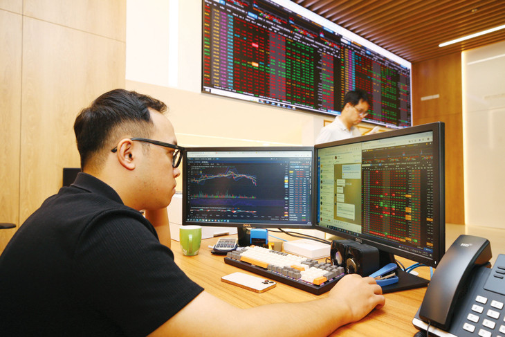 Việt Nam cần huy động cả nội lực và ngoại lực, từ đầu tư trực tiếp và gián tiếp nước ngoài đến phát triển các thị trường vốn, thị trường chứng khoán… để phục vụ mục tiêu phát triển kinh tế - xã hội. Ảnh: Nhã Chi Việt Nam cần huy động cả nội lực và ngoại lực, từ đầu tư trực tiếp và gián tiếp nước ngoài đến phát triển các thị trường vốn, thị trường chứng khoán… để phục vụ mục tiêu phát triển kinh tế - xã hội. Ảnh: Nhã Chi