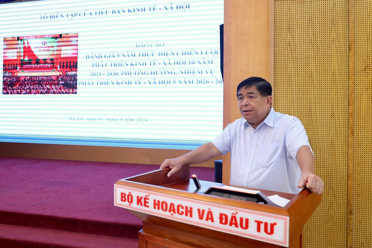 Bộ trưởng Bộ Kế hoạch và Đầu tư Nguyễn Chí Dũng, Tổ trưởng Tổ Biên tập của Tiểu ban Kinh tế - Xã hội phát biểu tại phiên họp. Ảnh: Đức Trung