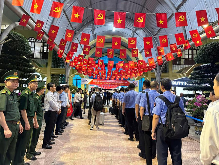 Những hành khách đầu tiên đặt chân tại ga Đồng Đăng