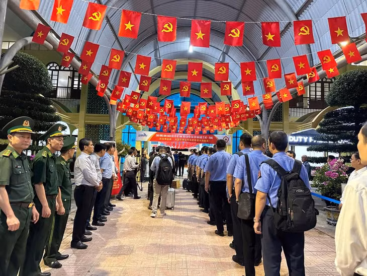 Những hành khách đầu tiên đặt chân tại ga Đồng Đăng
