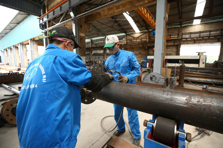 Công ty CP Cơ khí Thương mại Xây lắp điện 4 dự kiến hoàn thành cung cấp cột thép vào ngày 24/6. Ảnh: Tiên Giang