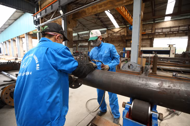 Công ty CP Cơ khí Thương mại Xây lắp điện 4 dự kiến hoàn thành cung cấp cột thép vào ngày 24/6. Ảnh: Tiên Giang