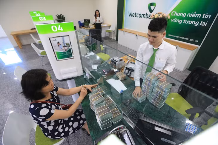 Lãi suất huy động tại các ngân hàng thương mại tiếp tục giảm trong tháng đầu năm 2024. Ảnh: Nhã Chi