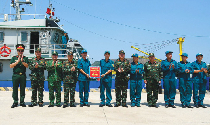 Đại tá Hoàng Anh Tuấn - Bí thư Đảng ủy, Công ty TECAPRO trao tặng 3 hệ thống xử lý nước tinh khiết cho các đơn vị tại huyện đảo Lý Sơn