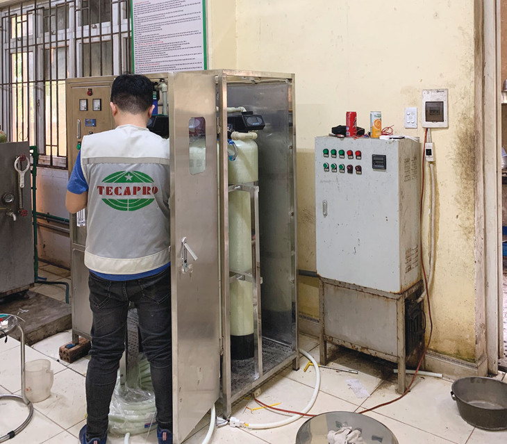Cán bộ kỹ thuật Công ty TECAPRO lắp đặt hệ thống xử lý nước tinh khiết tại Đồn Biên phòng huyện Lý Sơn