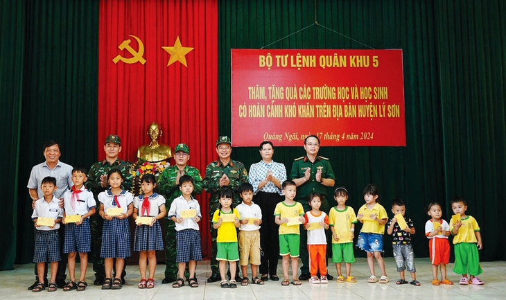 Công ty TECAPRO phối hợp với Bộ Tư lệnh Quân khu 5 tặng quà cho học sinh có hoàn cảnh khó khăn tại 9 điểm trường học trên địa bàn huyện đảo Lý Sơn
